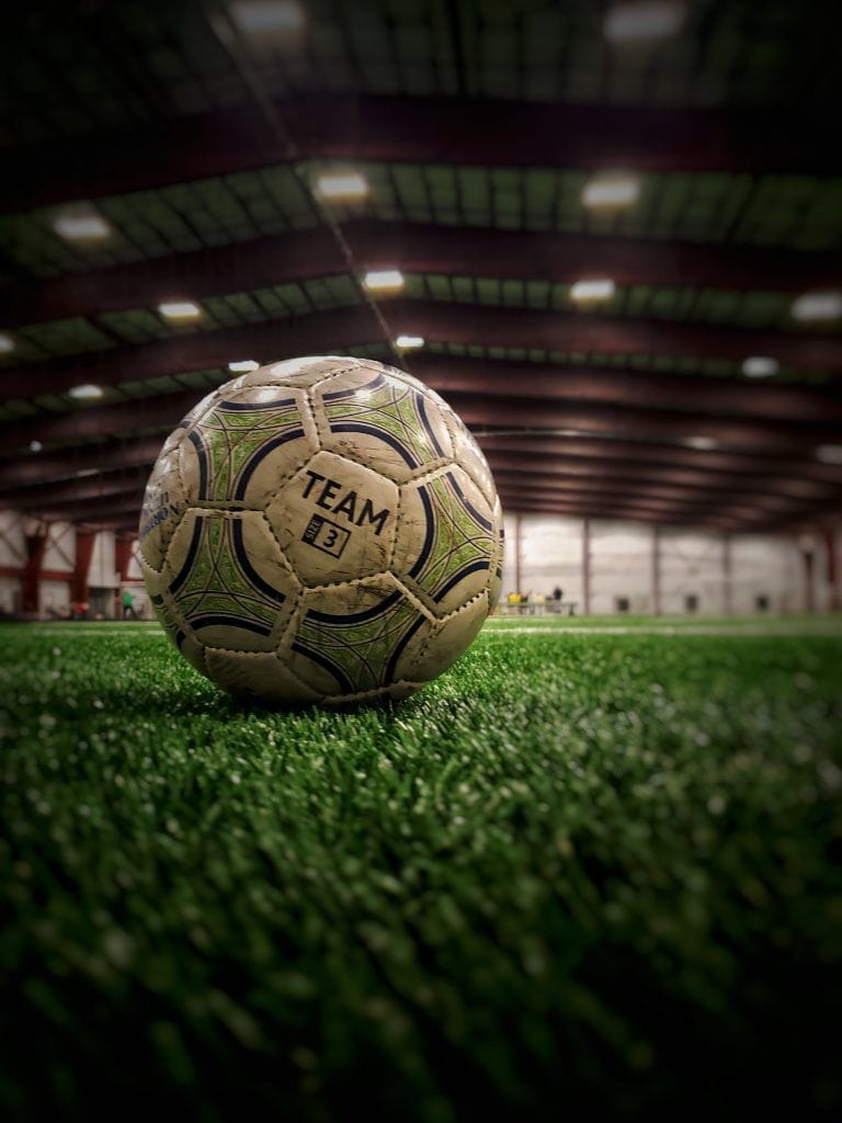 El balón muestra la jugada a punto de iniciarse.