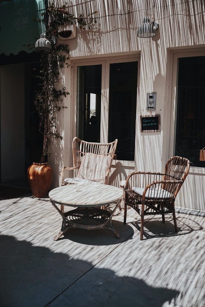 Terraza con tumbonas donde me esperas al llegar. Bienvenida a casa
