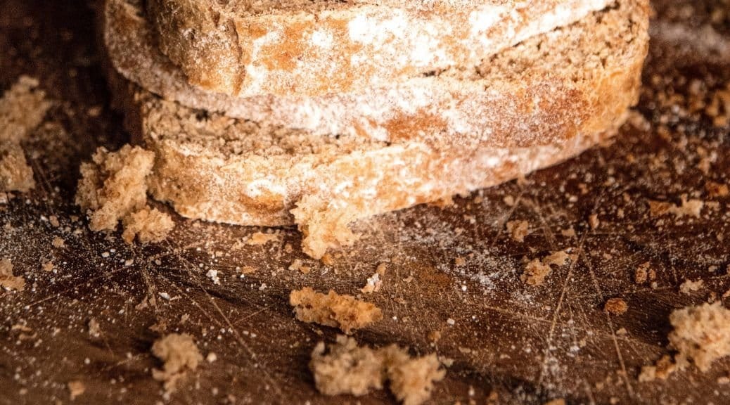 Representar las migas de pan que persigue la protagonista.