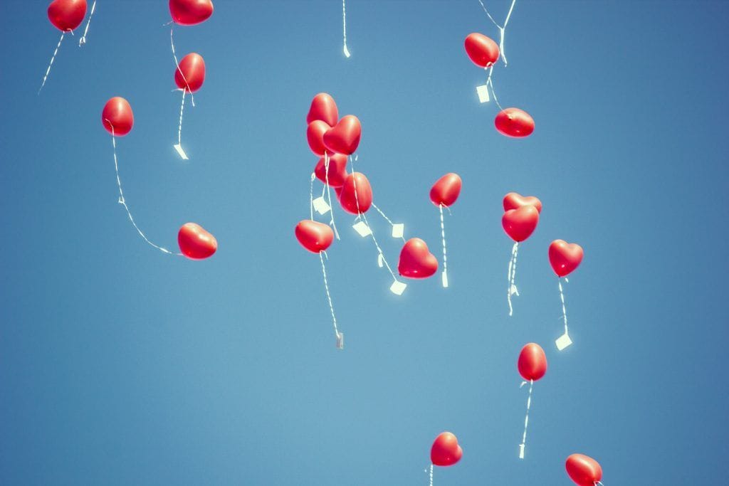 Globos de corazones volando, ilustran las ilusiones que se despiertan en la protagonista después de casarse.