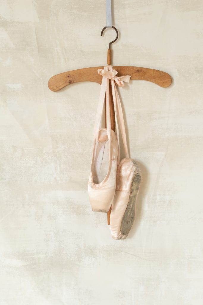 Los zapatos de la bailarina colgados, representan el final de la función.