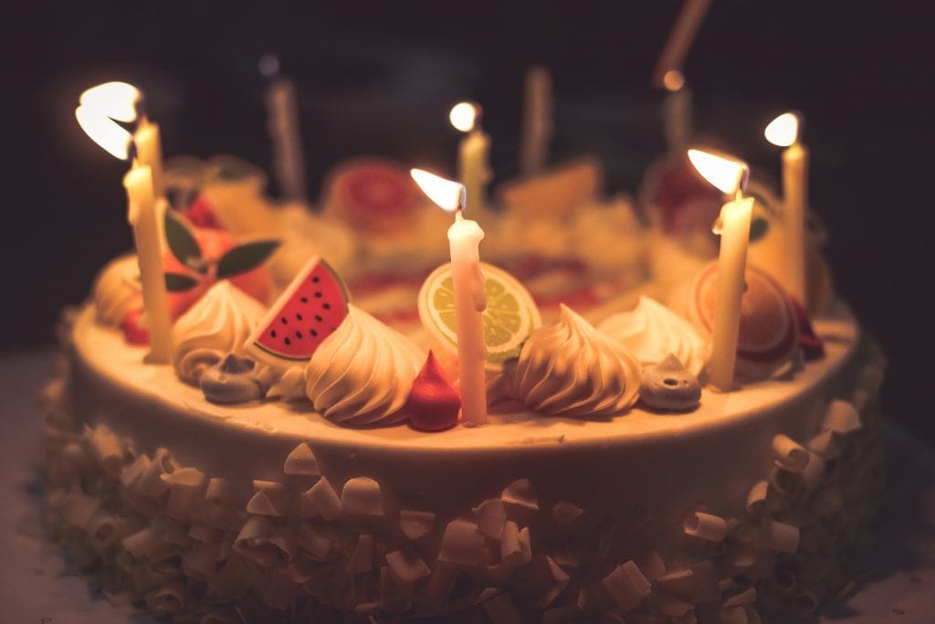 Algo-parecido-a-la-luz es un pastel con velas de cumpleaños.