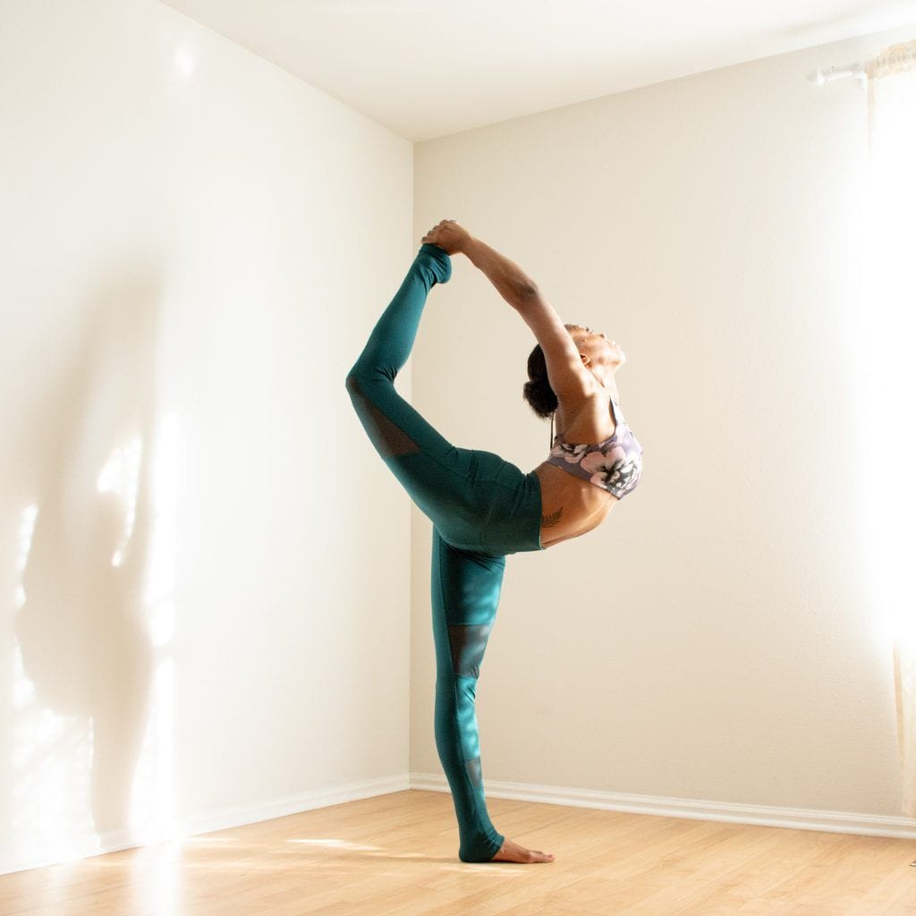 Algo-parecido-a-la-luz es una chica haciendo yoga al despertar.